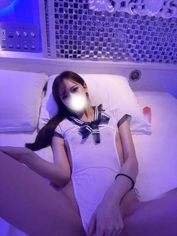 손가락 한 개로 딱딱한 것 ⋯
