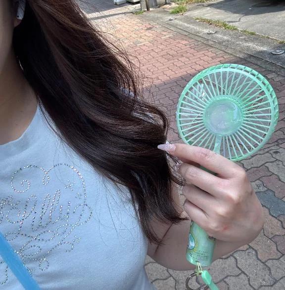 흠
